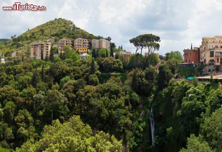 Immagine La città di Tivoli e il sottostante Parco di Villa Gregoriana con le sue cascate e la folta vegetazione della cosiddetta Valle dell'Iferno - © Anatolijs Laicans / Shutterstock.com