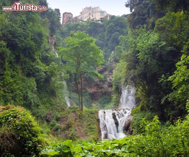 Immagine La Valle dell'Inferno: cascate e natura rigogliosa a Villa Gregoriana di Tivoli - © KKulikov / Shutterstock.com
