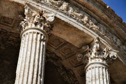 Capitelli del cosiddetto tempio rotondo, dedicato a Vesta, che si trova nella parte alta di Villa Gregoriana a Tivoli - © maurizio / Shutterstock.com