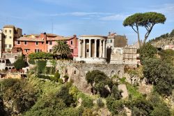 Le rovine romane di Villa Gregoriana a Tivoli: su tutte spicca la rotonda, probabilmente un tempio dedicato a Vesta - © maurizio / Shutterstock.com