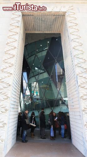 Immagine Coda all'ingresso del Museo del Novecento di Milano - © Adriano Castelli / Shutterstock.com