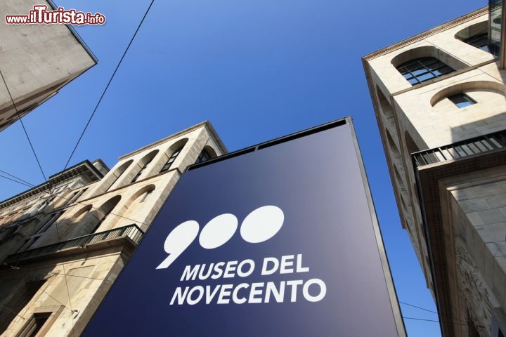 Immagine L'Insegna del museo del Novecento, ubicato all'interno dell'edificio razionalista del Palazzo dell'Arengario che si trova in  Piazza Duomo a Milano - © Adriano Castelli / Shutterstock.com