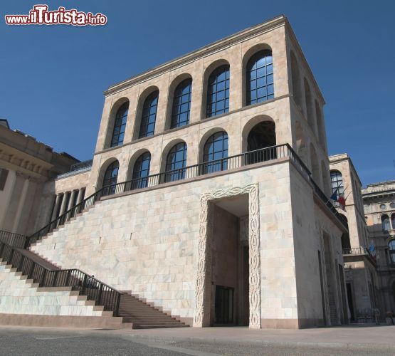Immagine Il Palazzo dell'Arengario , opera razionalista del periodo fascista, accoglie il Museo del Novecento di Milano - © Claudio Divizia / Shutterstock.com