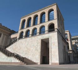 Il Palazzo dell'Arengario , opera razionalista del periodo fascista, accoglie il Museo del Novecento di Milano - © Claudio Divizia / Shutterstock.com