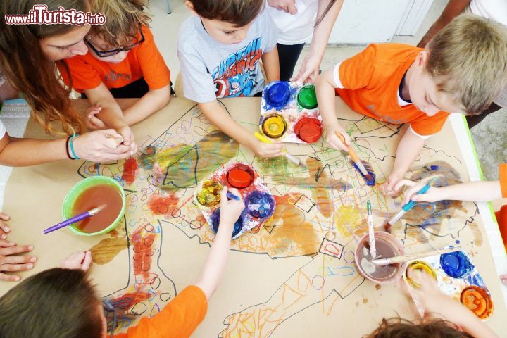 Immagine Bambini all'opera in uno dei laboratori didattici all'interno del Children's Museum of the Arts