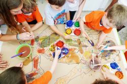 Bambini all'opera in uno dei laboratori didattici all'interno del Children's Museum of the Arts