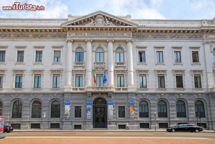 Immagine Piazza della Scala, il Palazzo della Banca Commerciale Italiana. L'edificio ospita le collezioni delle Gallerie della Scala, parte del progetto nazionale delle Gallerie d'Italia - © claudio zaccherini / Shutterstock.com