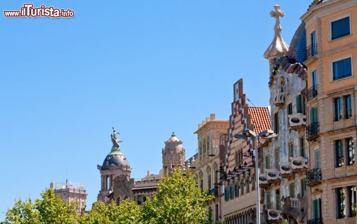 Immagine Casa Amatller a ‪‎Barcellona‬ opera dell'architetto Puig i Cadafalch, si trova in Passeig de Gracia a fianco della Casa Batlló di Gaudí e a due passi da Casa Lleç Morera e per questo spesso trascurata dai turisti (nella foto a sx). - © vvoe / Shutterstock.com