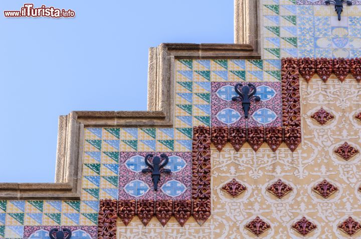 Immagine Particolare delle ceramiche colorate che decorano la facciata di casa Amatller a Barcellona - © Matteo Cozzi / Shutterstock.com