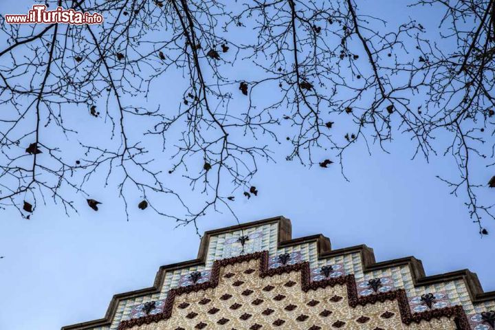 Immagine Il dettaglio del particolare tetto di casa Amatller, in centro a Barcellona - © Claudia Casadei / amarcordbarcellona.com