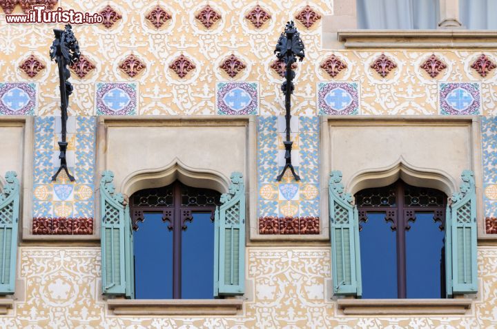 Immagine Un particolare delle finestre del 4° piano di Casa Amatller a Barcellona - © Matteo Cozzi / Shutterstock.com