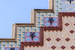 Particolare delle ceramiche colorate che decorano la facciata di casa Amatller a Barcellona - © Matteo Cozzi / Shutterstock.com 