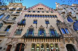 La spettacolare facciata di casa Amatller a Barcellona Spagna - © Arseniy Krasnevsky / Shutterstock.com 