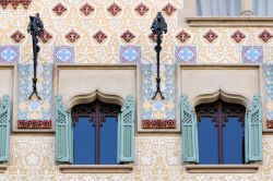 Un particolare delle finestre del 4° piano di Casa Amatller a Barcellona - © Matteo Cozzi / Shutterstock.com 