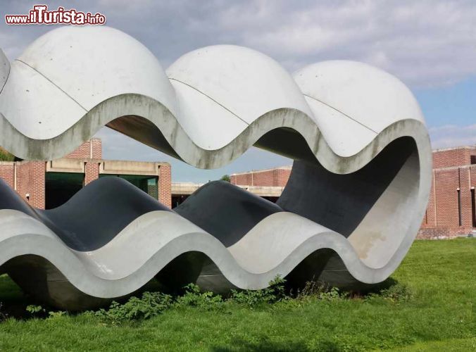 Immagine Un 'opera d'arte all'interno del parco del Lam, il  museo di aerte moderna di Lille