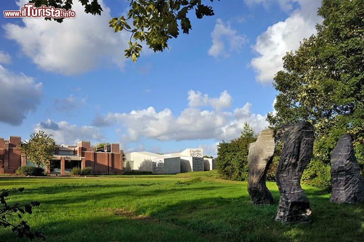 Immagine Il grande giardino e parco del complesso del museo LaM di Lille, il Métropole Musée d'art moderne d'art contemporain et d'art brut. E' proprio la visita dei giardini, corredati di numerose opere d'arte, e che si uniscono idealmente al vicino Parc du Heron, uno dei momenti più interessanti della visita del museo