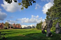 Il grande giardino e parco del complesso del museo LaM di Lille, il Métropole Musée d'art moderne d'art contemporain et d'art brut. E' proprio la visita dei ...
