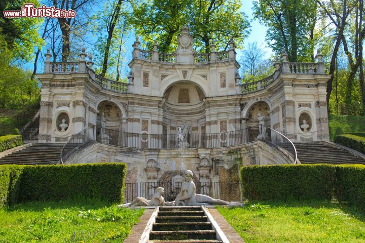 Immagine Cascatella della Naiade la sirenetta di Villa della Regina a Torino - © claudiodivizia / Shutterstock.com