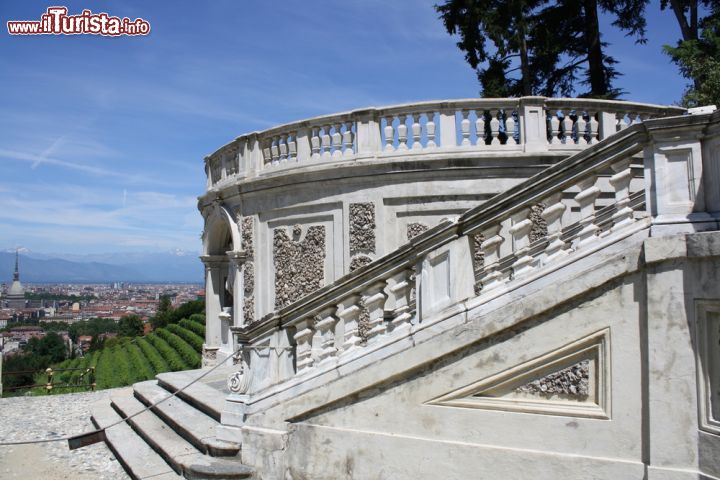 Immagine Elegante scala di accesso a Villa della Regina colline di Torino - © Pix4Pix / Shutterstock.com