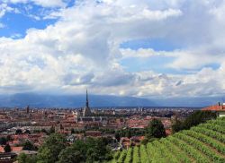 La Mole Antonelliana osservata dalla scalinata di ViIlla della Regina - © MichaelTaylor/ Shutterstock.com