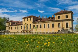 Villa della regina in primavera, fotografata dal giardino all'italiana - © claudiodivizia / Shutterstock.com