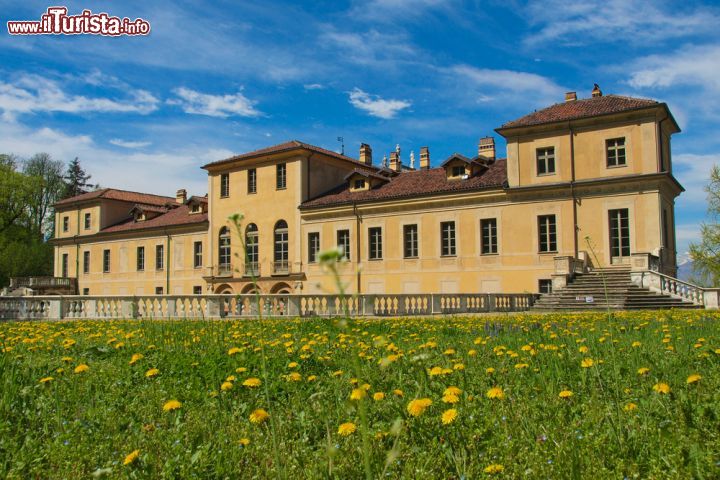 Immagine Villa della regina in primavera, fotografata dal giardino all'italiana - © claudiodivizia / Shutterstock.com