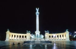 Piazza degli Eroi di notte, Budapest