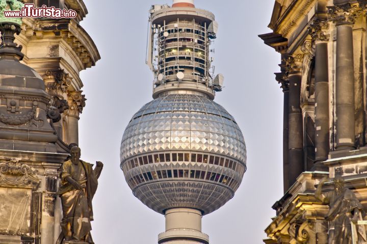 Immagine Si chiama Berliner Fernsehturm ed è la Torre della Televisione di Berlino. La grande sfera venne utilizzata da subito per proiettare dei giochi di luce - © Anibal Trejo/ Shutterstock.com