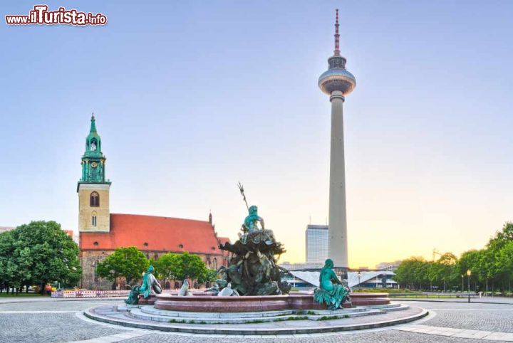 Immagine La Fontana del Nettuno e la  Fernsehturm, la Torre della Televisione di Berlino - © CCat82 / Shutterstock.com