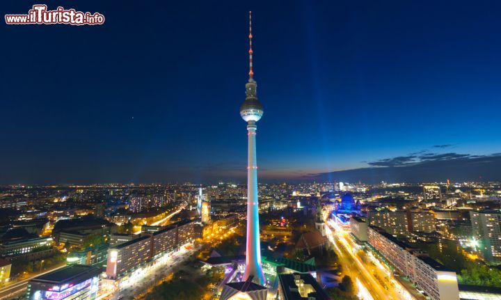 Immagine Costruita negli anni '50, la torre venne modificata all'aspetto attuale tra il 1965 e il 1969. Qui la vediamo in una suggestiva fotografia notturna.Ora oltre che essere la Torre della Televisione di Berlino, è anche uno straordinario punto di osservazione ed ospita un ristorante che ruota di 360° in circa mezz'ora di tempo - © BerlinPictures / Shutterstock.com