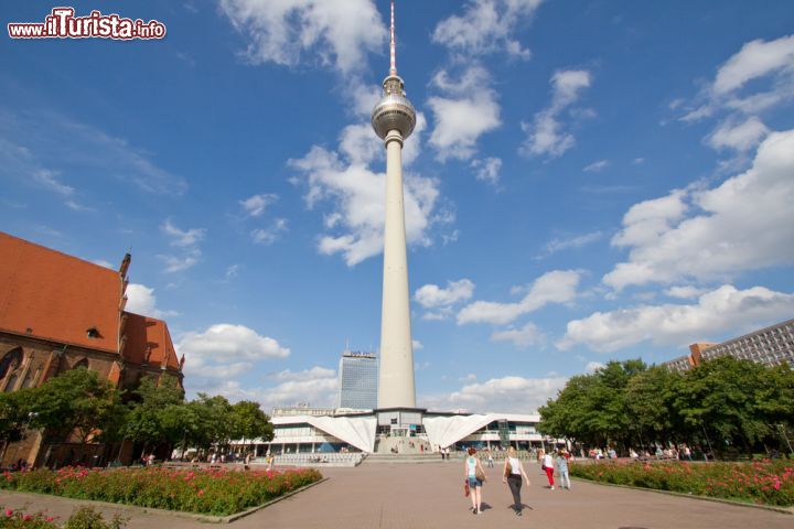 Immagine Alta ben 368 m, la grande Torre della televisione, nata come semplice ripetitore è oggi uno dei simboli di Berlino - © Tom K Photo / Shutterstock.com