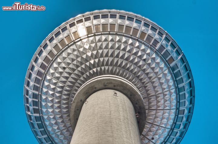 Immagine La grande sfera della Torre della Televisione di Berlino, ripresa da sotto - © Anibal Trejo / Shutterstock.com