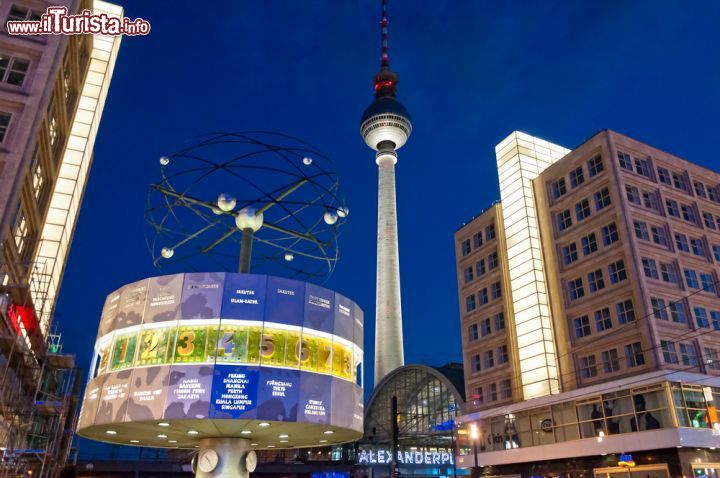 Immagine Dalla grande piazza di Alexanderplatz è ben visibile la Torre della Televisione di Berlino oggi una componente classica della skyline della capitale tedesca - © Eddy Galeotti / Shutterstock.com