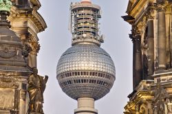 Si chiama Berliner Fernsehturm ed è la Torre della Televisione di Berlino. La grande sfera venne utilizzata da subito per proiettare dei giochi di luce - © Anibal Trejo/ Shutterstock.com ...