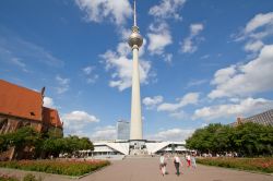 Alta ben 368 m, la grande Torre della televisione, nata come semplice ripetitore è oggi uno dei simboli di Berlino - © Tom K Photo / Shutterstock.com 