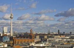 Il panorama di Berlino fotografato dalla Cattedrale: si nota l'inconfondibile profilo della Torre della Televisione - © Ph0neutria / Shutterstock.com