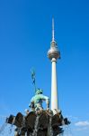 La Statua del Nettuno sembra ammirare la grande Torre della Televisione di Berlino, che tocca i 368 metri di altezza - © fretschi / Shutterstock.com