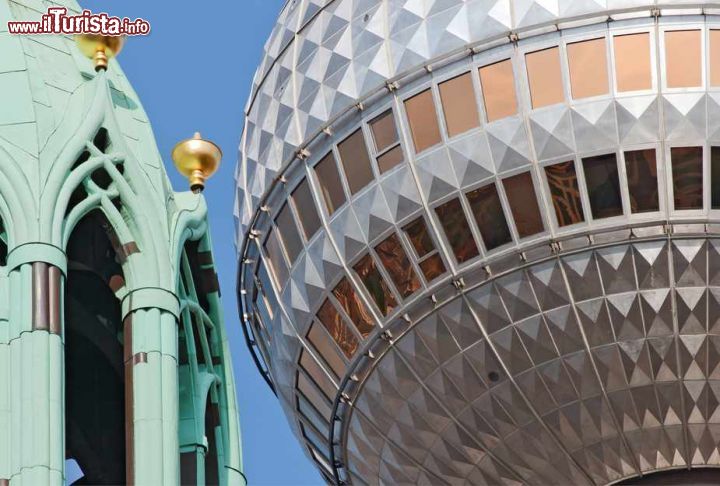 Immagine St. Marienkirche in primo piano e la Torre della Televisione più indietro: sono ravvicinate dall'effetto di "schiacciamento della prospettiva" ottenuto con un potente teleobiettivo - © fretschi/ Shutterstock.com