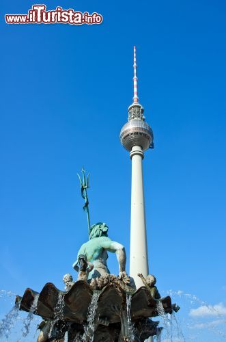 Immagine La Statua del Nettuno sembra ammirare la grande Torre della Televisione di Berlino, che tocca i 368 metri di altezza - © fretschi / Shutterstock.com