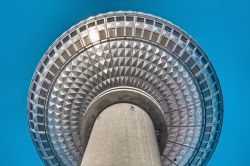 La grande sfera della Torre della Televisione di Berlino, ripresa da sotto - © Anibal Trejo / Shutterstock.com