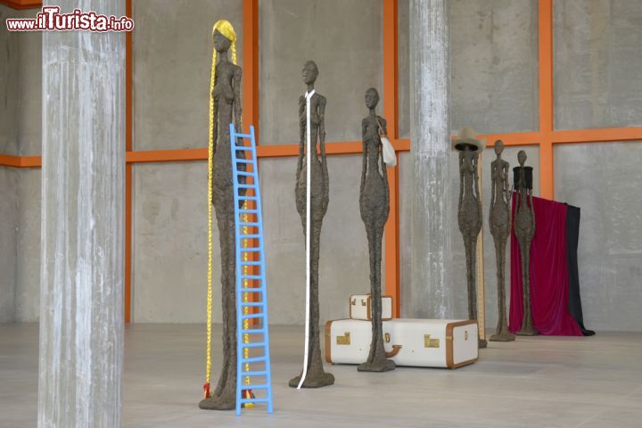 Immagine I sobri interni della Fondazione Prada accolgono opere di arte contemporanea organizzate in installazioni di grande effetto - © Paolo Bona / Shutterstock.com