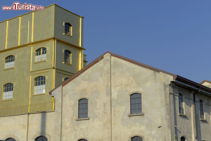 Immagine La tipica Torretta dorata per tutti il vero simbolo della Fondazione Prada di Milano. E' rivestita da un sottile foglio di oro zecchino - © Paolo Bona / Shutterstock.com