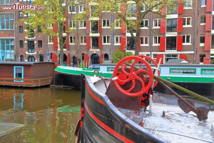 Immagine Barche tipiche lungo uno dei canali di Amsterdam nel quartiere Jordaan - © florinstana/ Shutterstock.com