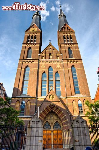 Immagine Una chiesa con doppia torre campanaria nel quartiere Jordaan di Amsterdam in Olanda - © Luciano Mortula / Shutterstock.com