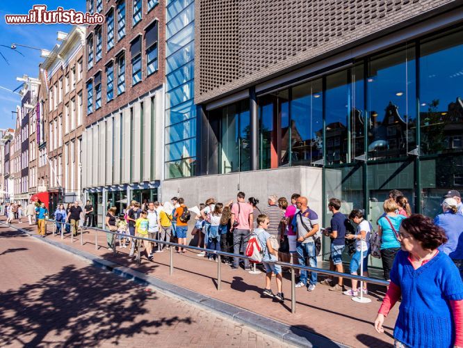 Immagine La casa museo di Anna Frank è una classica attrazione da non perdere quando si visita il quartiere Jordaan di Amsterdam. Spesso si formano queste lunghe file per accedere al museo - © Takashi Images / Shutterstock.com