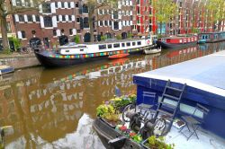 Uno splendido canale del quartiere Jordaan, con le case tradizionali e le  barche colorate di Amsterdam - © florinstana / Shutterstock.com