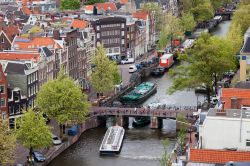Il ponte Leliesluis ed il canale Prinsengracht nel qurtiere Jordaan ad Amsterdam - © Artur Bogacki / Shutterstock.com