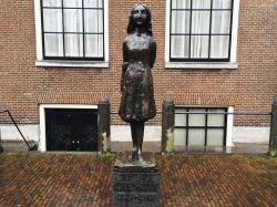 La Statua di Anna Frank si trova non lontano dalla sua casa, all'angolo con la Westmarkt di Amsterdam - © Andreia Baptista / Shutterstock.com