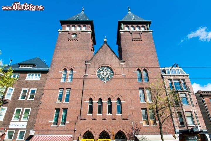 Immagine La Moschea Faith, ricavata da una chiesa cristiana, si trova nel quartiere Jordaan ad Amsterdam - © lornet / Shutterstock.com