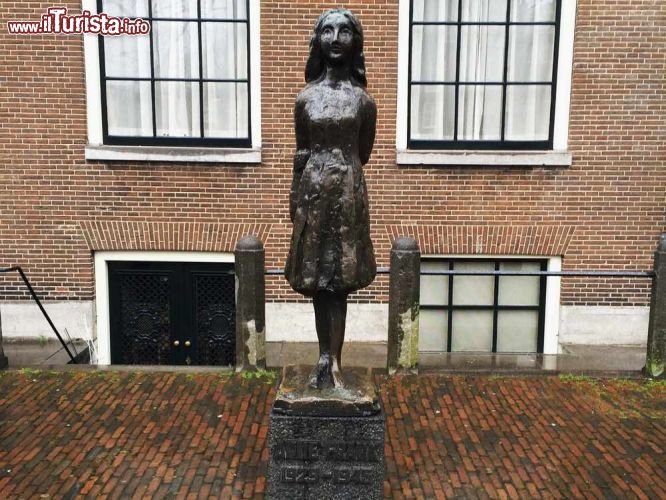 Immagine La Statua di Anna Frank si trova non lontano dalla sua casa, all'angolo con la Westmarkt di Amsterdam - © Andreia Baptista / Shutterstock.com